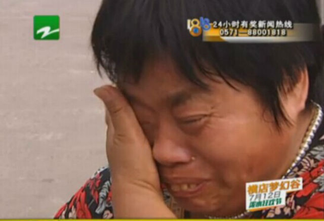 Ibu yang menangis dan hancur hatinya via Shanghaiist