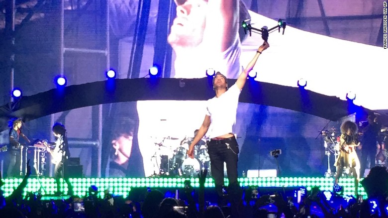 Penampilan Enrique di Konser Tur Dunianya.