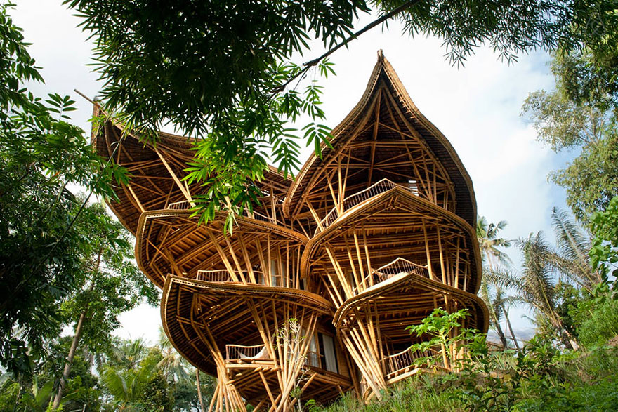 Rumah unik dari bambu