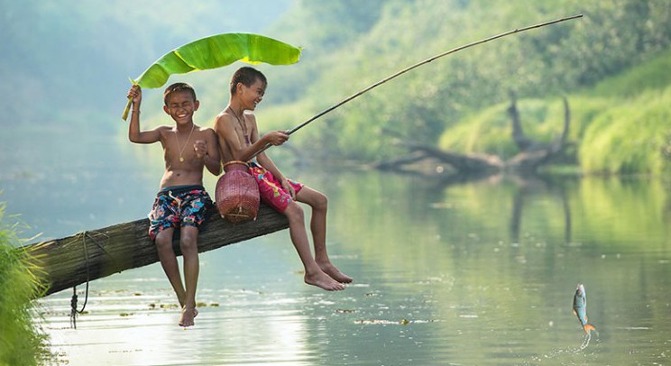 Dua anak yang sedang memancing