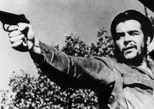 Che Guevara mengangkat senjata untuk bertempur