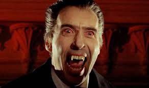 Christopher Lee sebagai Dracula [Image Source]