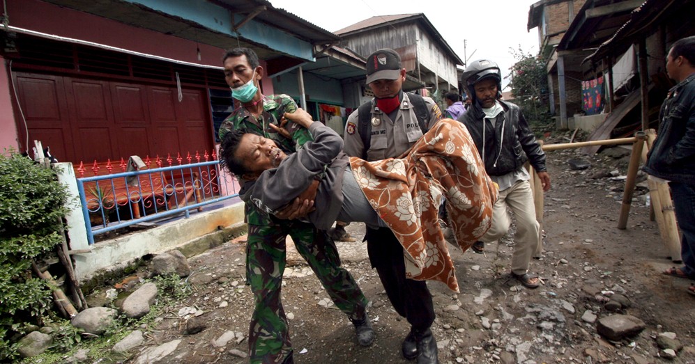 Evakuasi Warga Sekitar Sinabung [image source]