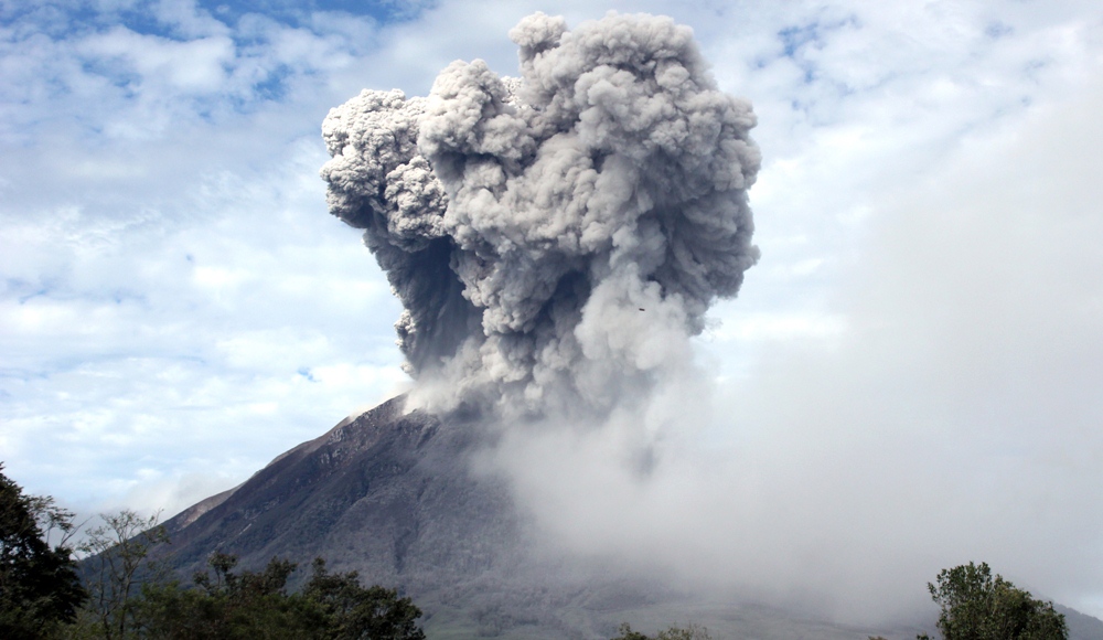 Gunung Sinabung mengeluarkan abu vulkanik [image source]