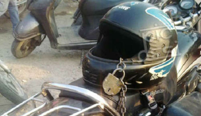 Helm Dirantai ke Sepeda Motor [Image Source]