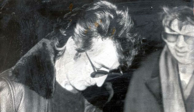 John Lennon Memberikan Tanda Tangan Untuk Pembunuhnya [Image Source]