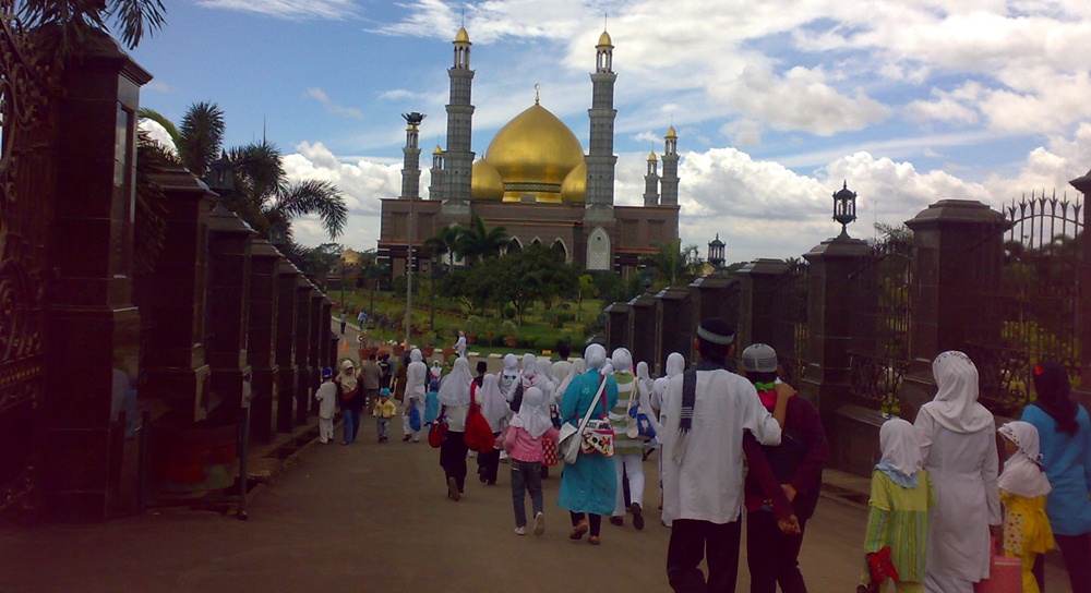 Pergi Ke Masjid  [image source]