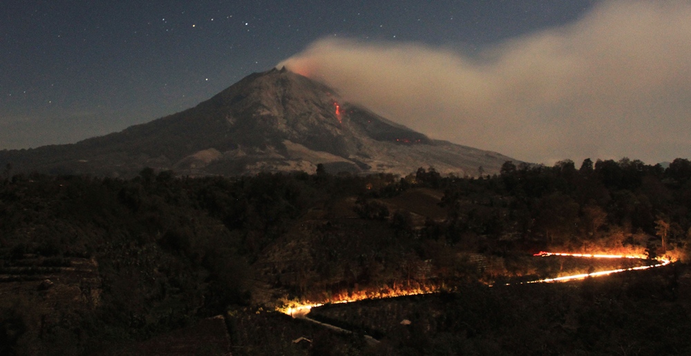 Lava pijar meluncur di lereng Gunung Sinabung [image source]