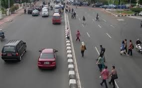 Menyeberang Jalan Sembarangan [Image Source]