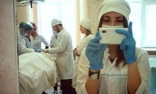 Perawat Selfie Saat Operasi [Image Source]