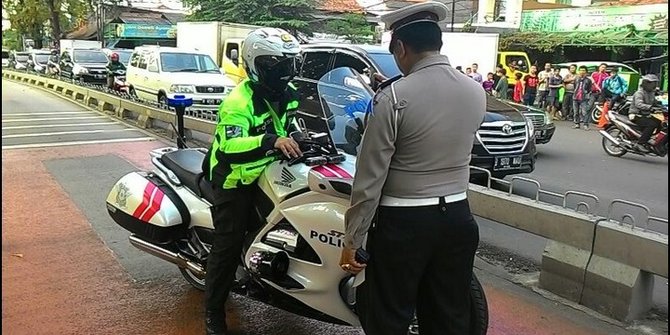Polisi gadungan menaiki motor provost