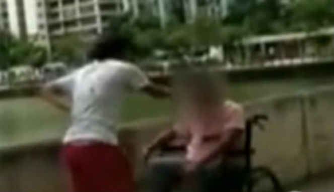 Potongan Video Anak Memukuli Ibunya [Image Source]
