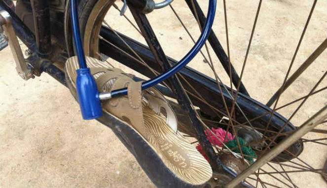 Sandal Digembok Pada Sepeda [Image Source]
