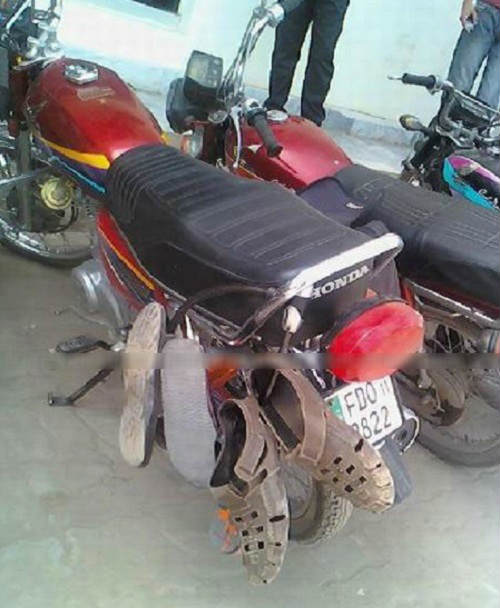 Sandal yang Digembok Pada Sepeda Motor [Image Source]