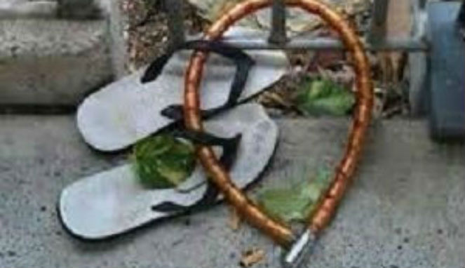 Sandal Japit yang Digembok ke Pagar [Image Source]