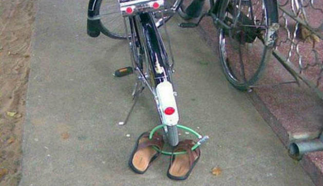 Sandal Digembok Pada Sepeda [Image Source]