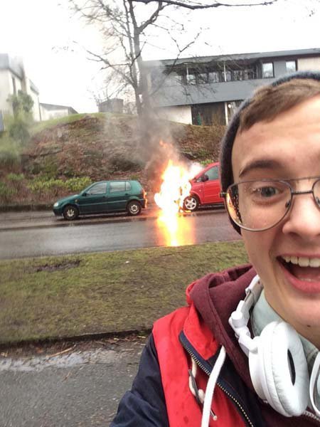 Selfie Dengan Background Kecelakaan [Image Source]