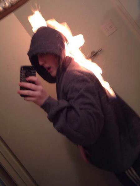 Selfie Dengan Punggung Terbakar [Image Source]