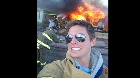 Selfie Saat Kebakaran [Image Source]