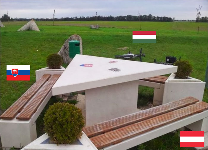 Slovakia, Austria, dan Hungaria, Tempat duduk dan Meja Segitiga [image source]