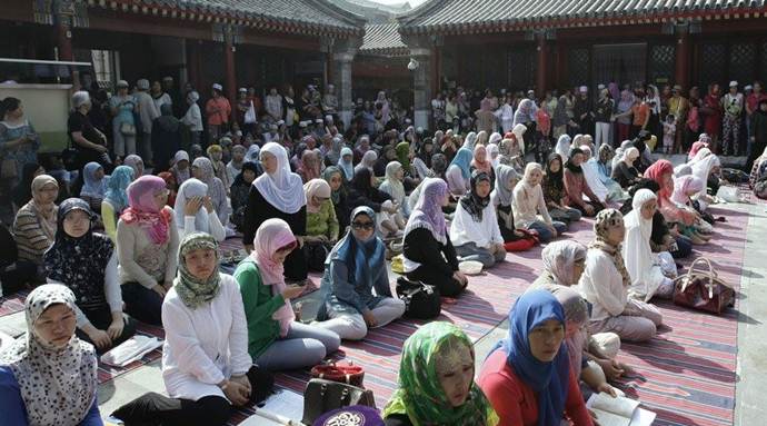 Warga Muslimah yang Berada di Serambi Masjid