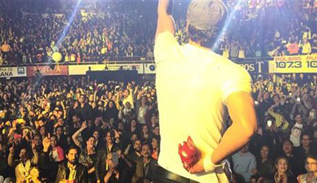 Enrique Tetap Melanjutkan Konser Meski Cidera