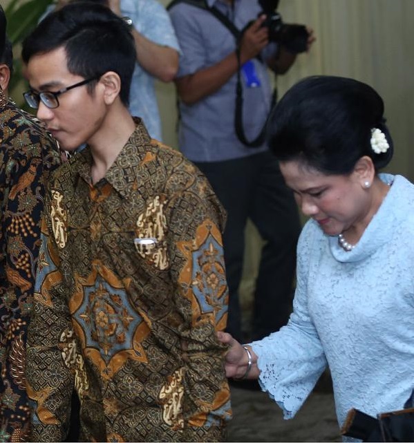 Iriana Jokowi dan Putra Sulungnya [Image Source]