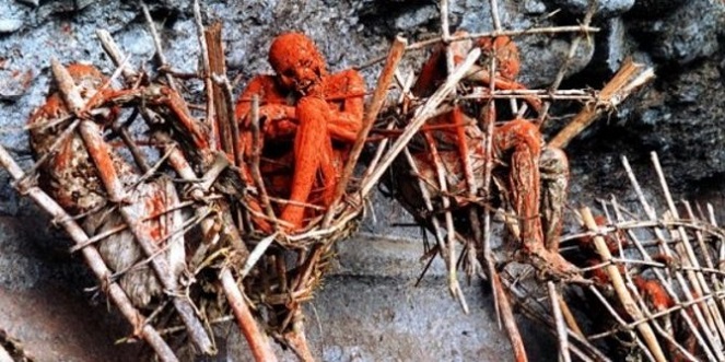 Mayat merah jadi salah satu spot wisata paling menyeramkan di Papua Nugini [Image Source]