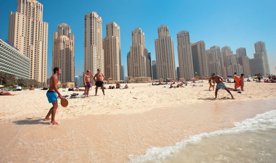 Pengunjung pantai Qatar [Image Source]