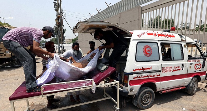 Seorang pasien tengah dibawa ke mobil ambulance [Image Source]