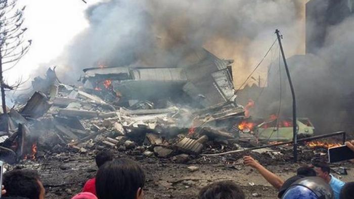 Pesawat jatuh di area jalan dan pemukiman [Image Source]