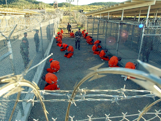 Potret kelakuan sipir di penjara Guantanamo [Image Source]