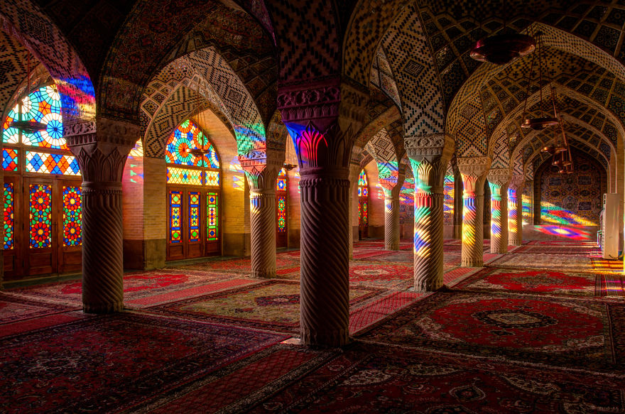 Bagian dalam Masjid diterangi cahaya warna-warni