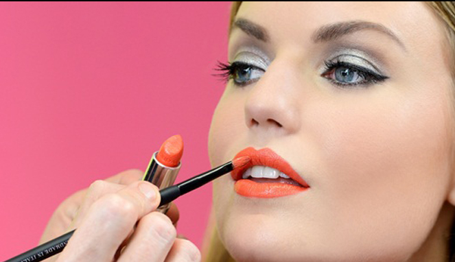 Manfaatkan Lipstik dan Lip Liner Untuk Dapatkan Bibir Cantik Lebaran Nanti [Image Source]