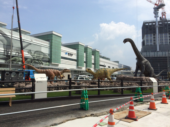 Dinosaurus di Stasiun Fukui, Jepang [image source]
