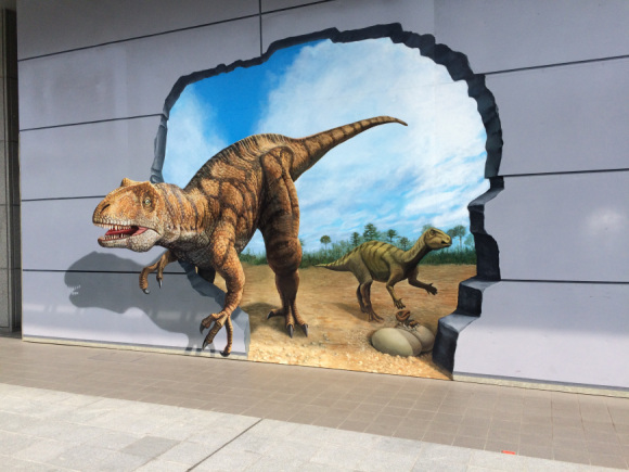 Dinosaurus di Stasiun Fukui, Jepang [image source]