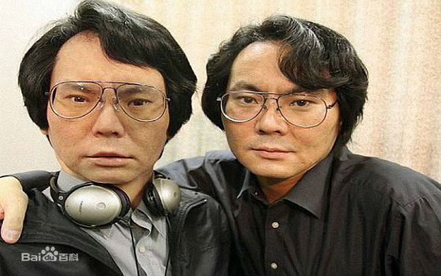 Hiroshi Ishiguro dan Robot kembaranya [image source]
