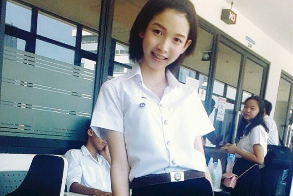 Jade Woe kerap kali berpakaian wanita di sekolah
