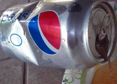 Kodok Mati di Kaleng Pepsi