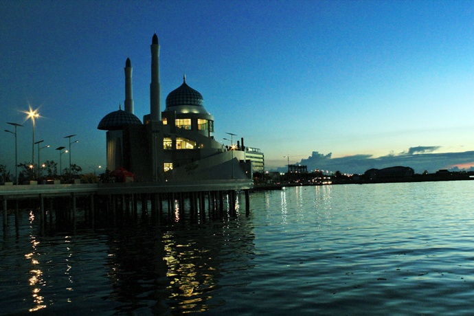Pemandangan Masjid Airul Mukminin