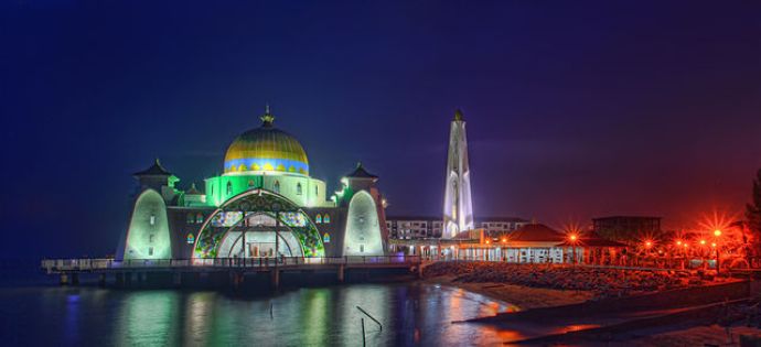 Pemandangan Masjid Selat Melaka Pada Malam Hari