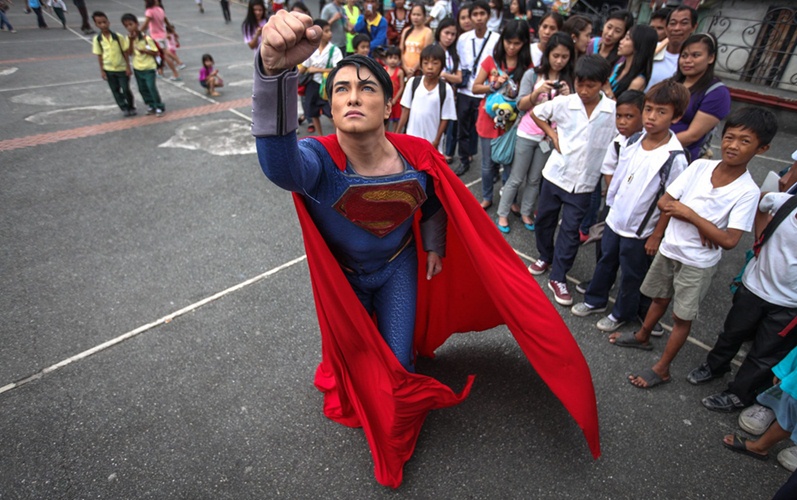 Superman Dunia Nyata Menghibur Anak-Anak [image source]
