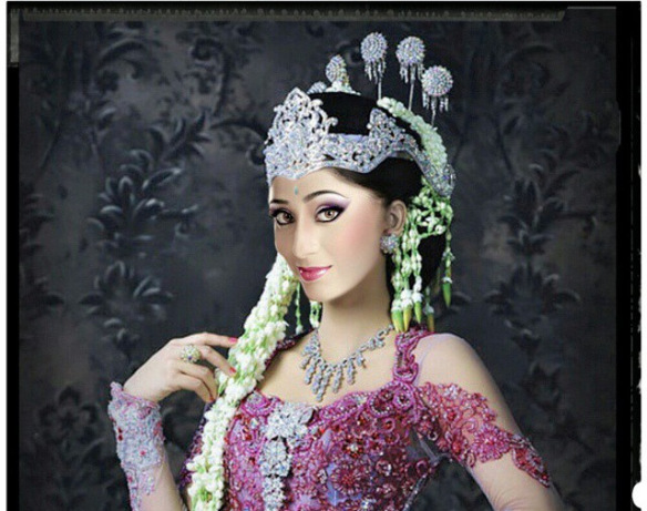 Soumya Seth in Sundanese Costume [via Instagram]