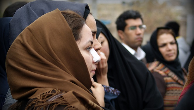 Perban hidung yang bikin wanita Iran terlihat sangat menarik [Image Source]
