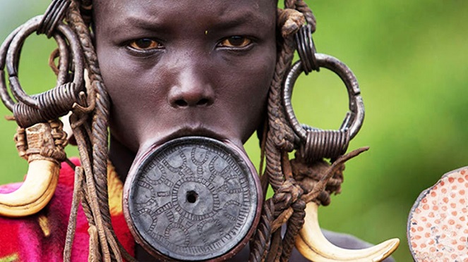 Tradisi lip plate wanita Kenya [Image Source]