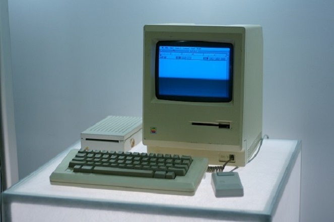 Macintosh bikin era computing makin berkembang. Mayoritas desainernya kidal juga [Image Source]