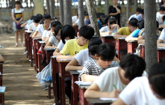 Potret ujian di hutan ala sekolah di China [Image Source]
