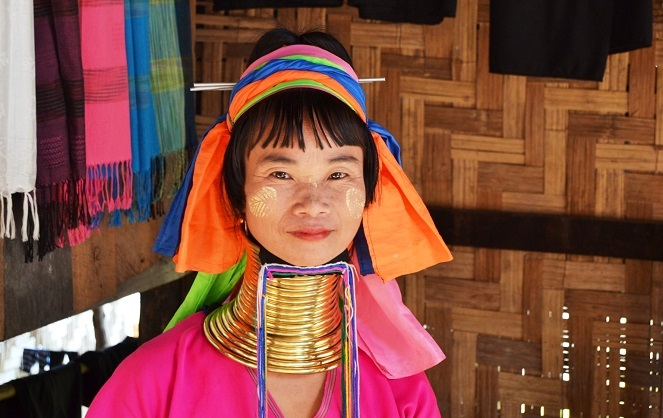 Leher jenjang adalah segalanya bagi para wanita Burma [Image Source]