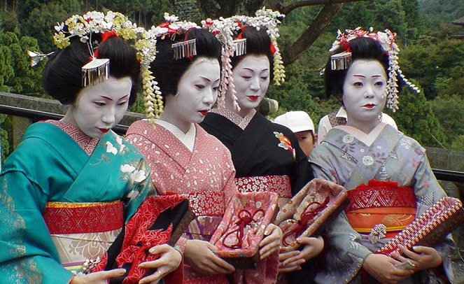 Wanita Jepang sejak dulu sudah mendambakan kulit yang super putih [Image Source]