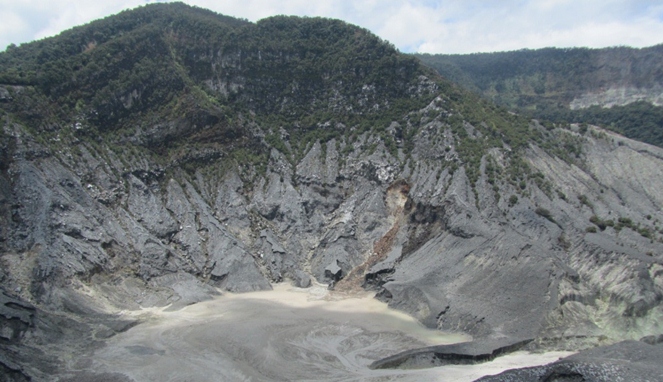  Kawah Ratu, Gunung Tangkuban Perahu [image source]